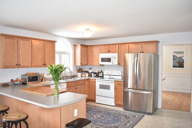 Building Photo - 4 Bed, 2.5 Bath House