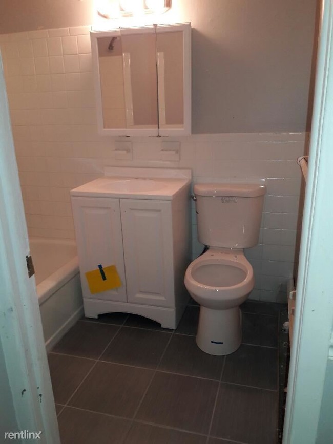 Building Photo - 1 br, 1 bath Apartment - Park Manor Apts B5