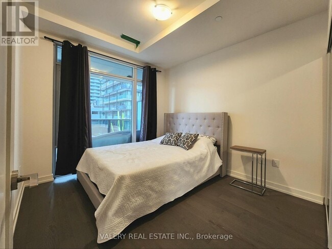 Building Photo - 330 Richmond St W