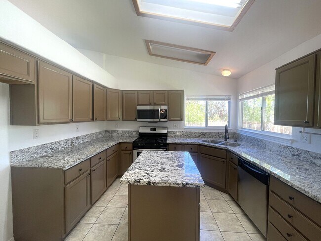Foto del edificio - Available Now Palmdale 4 Bedroom + 3 Bathr...
