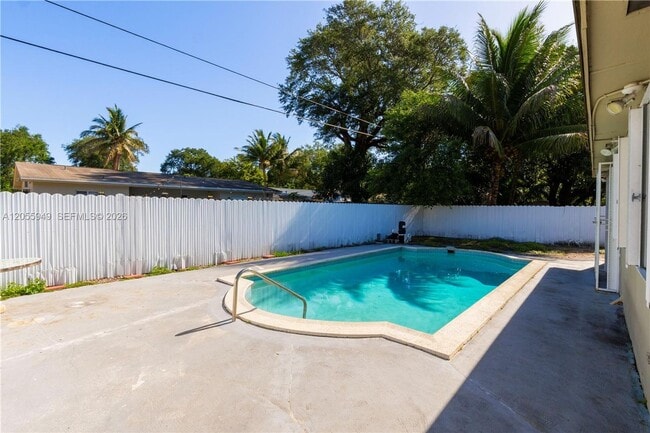 Photo - 565 NE 160th Terrace, Miami, FL 33162 - 4340 House