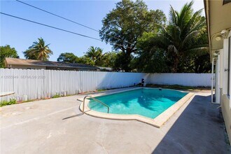 Building Photo - 565 NE 160th Terrace