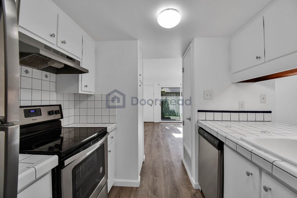 Foto principal - 5492 Roundtree Dr