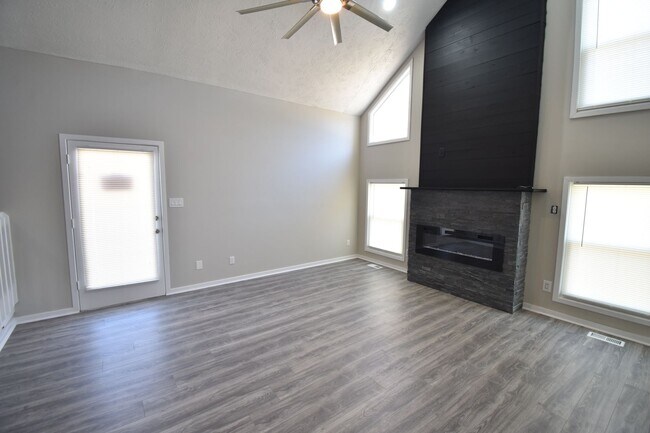 Foto del edificio - COMING SOON-3 BEDROOM 2 BATHROOM - NO PETS