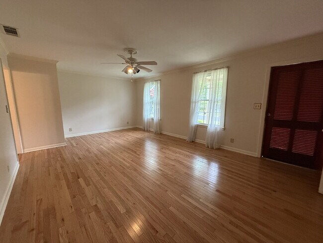 Foto del edificio - Modern Comforts with Granite & Hardwood Finishes!" 3 Bedroom 2 bath home.