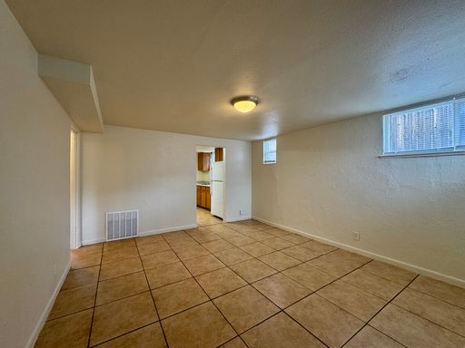 Building Photo - Large 2 Bedroom 1 Bath Unit Available NOW!!