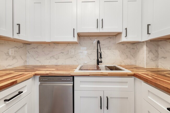 Foto del edificio - 1001 W Victory Dr