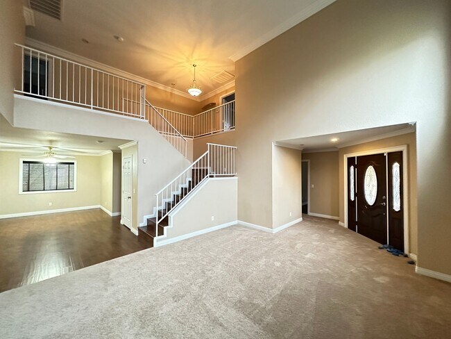 Building Photo - PECCOLE VILLAGE