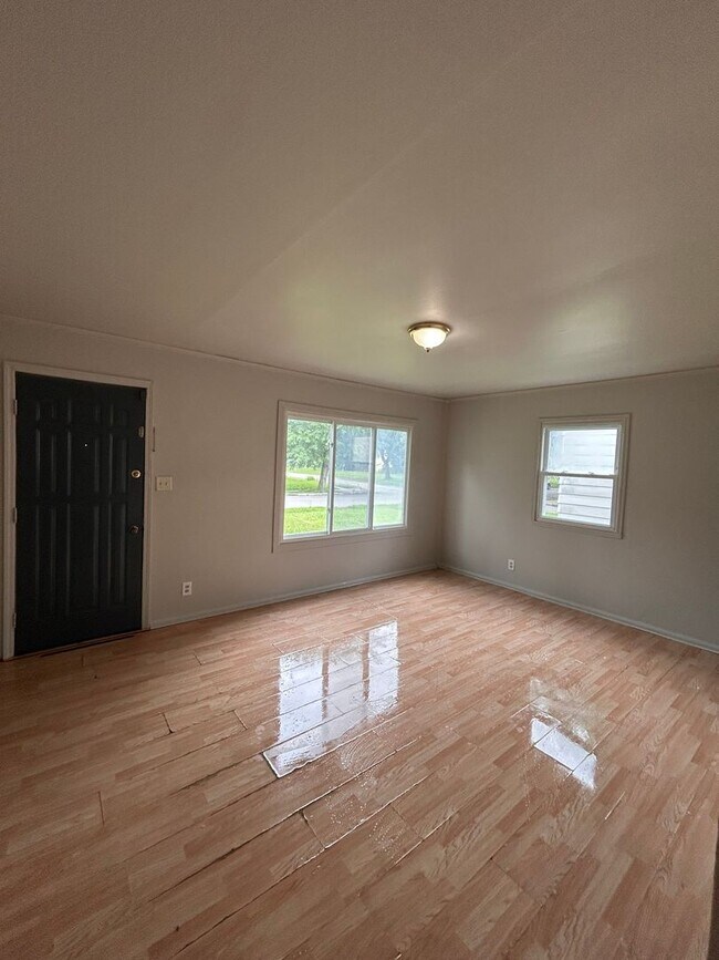 Building Photo - 4505 S Park Dr