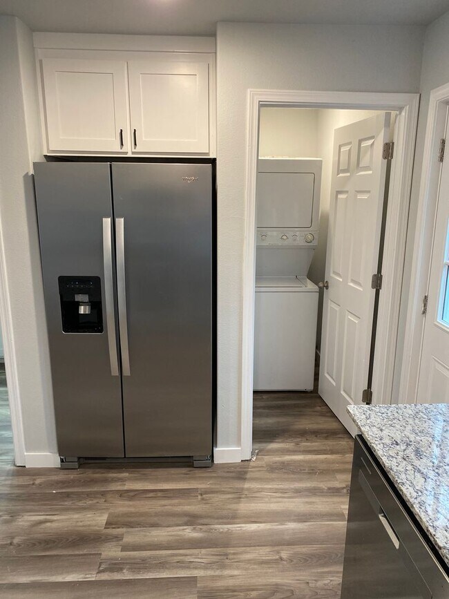 Building Photo - School Year Lease! 3 Bedrooms, 2.5 Bathrooms Townhouse near University of Arkansas - 1x Car Garag...