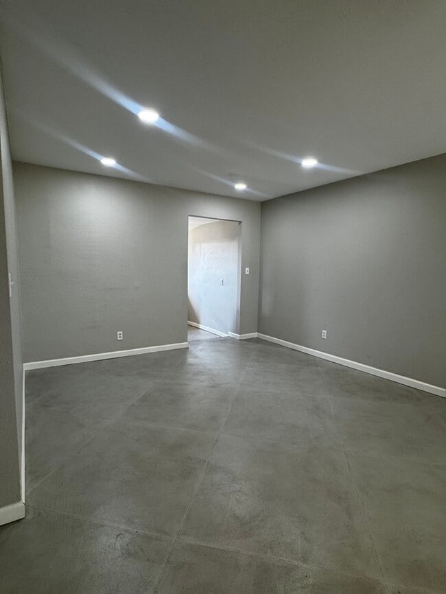 Building Photo - FOR RENT