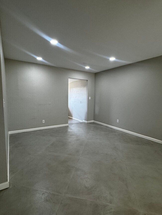 Foto del edificio - FOR RENT