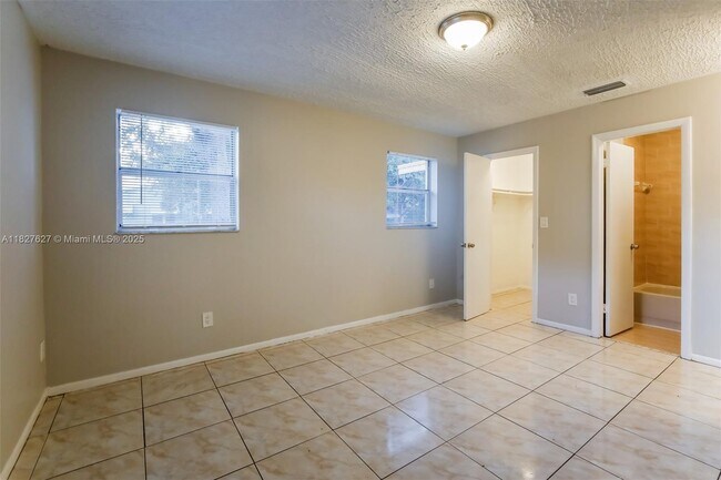 Foto del edificio - 9501 NW 2nd Ct