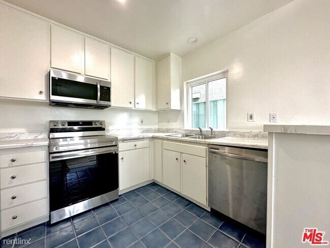 Building Photo - 2 br, 2 bath Condo - 2345 Roscomare Rd Apt...