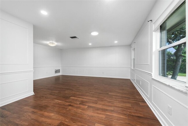 Building Photo - 3175 Lake Anderson Ave