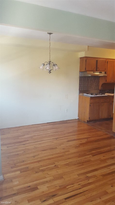 Building Photo - 2419 Steinway St