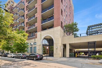 Building Photo - 811 W 15th Pl