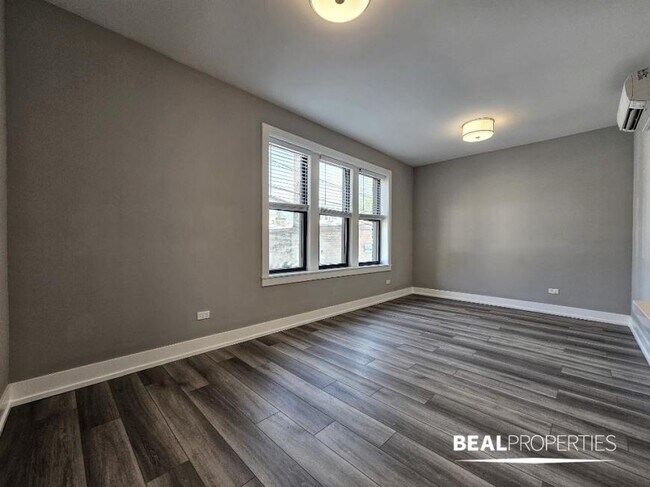 Building Photo - 2 bedroom in CHICAGO IL 60613