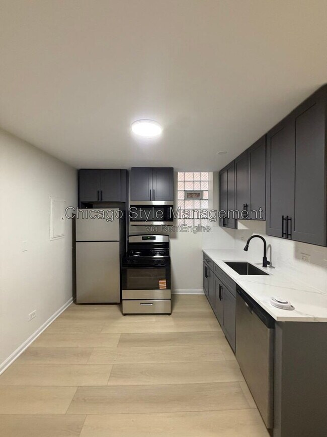 Foto del edificio - 7833 S Colfax Ave