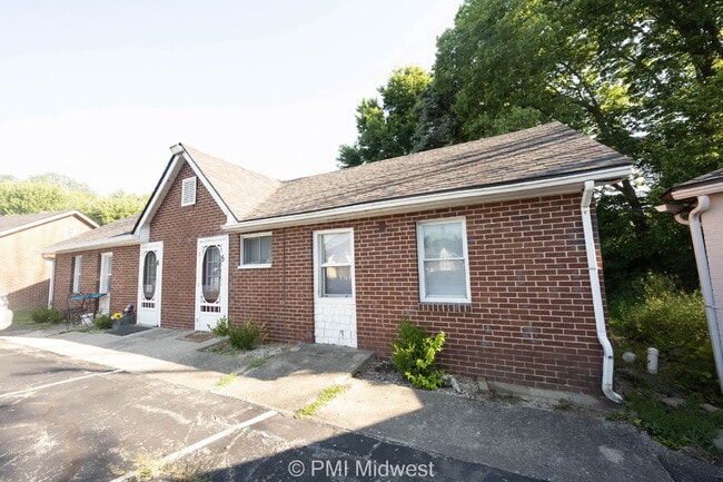 Building Photo - "Cozy 1-Bedroom Retreat in Greenfield – Pe...