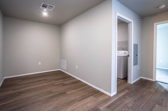 Building Photo - Riverbend Townhomes