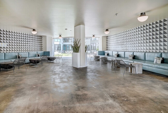 Foto del edificio - 800 Embassy Dr