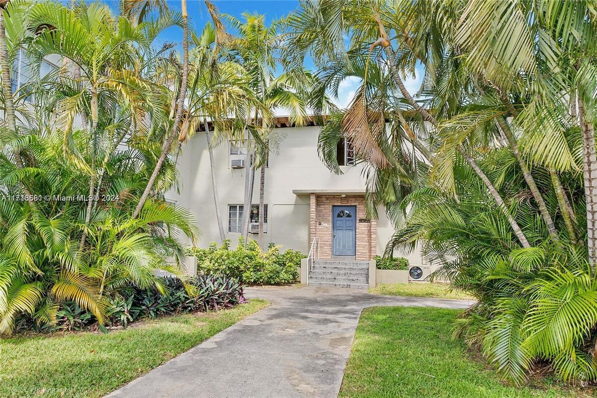 Foto principal - 8320 Crespi Blvd