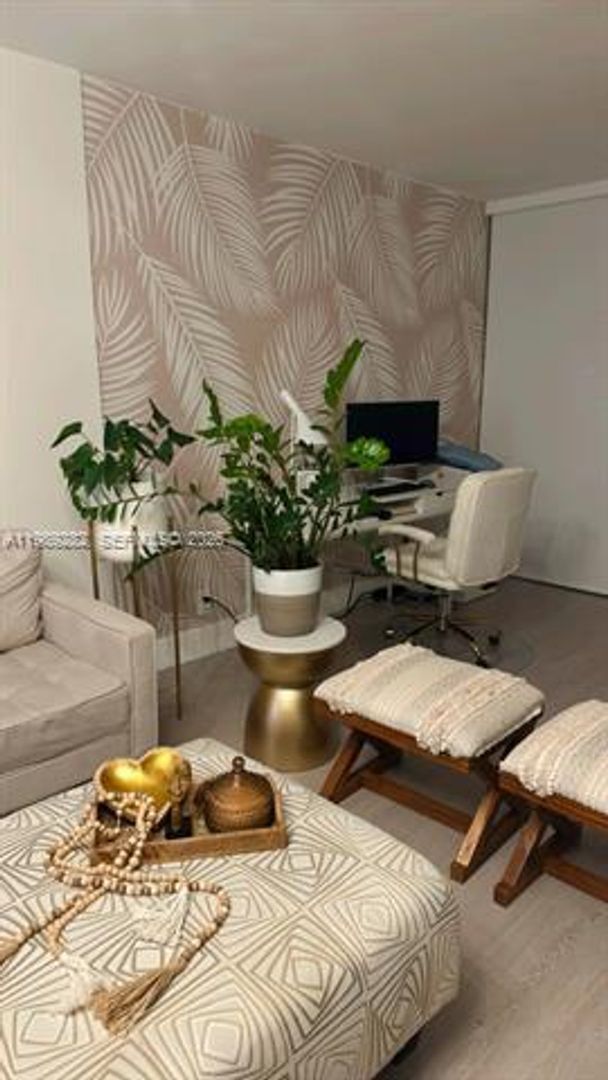 Building Photo - 1811 Sabal Palm Dr