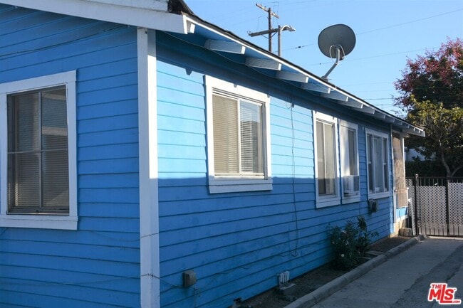 Foto del edificio - 6685 De Longpre Ave