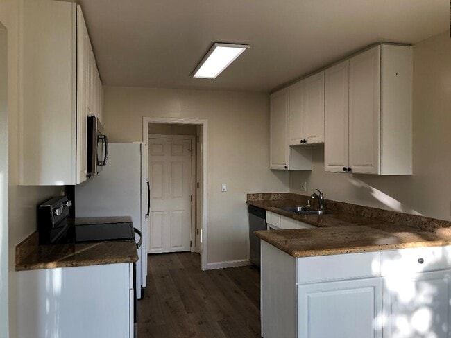 Cozy Kitchen - 7150 Rainbow Dr