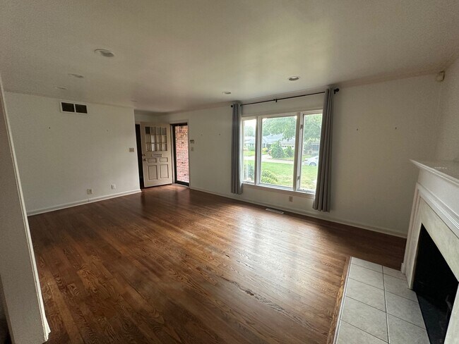 sala de estar principal - 3235 S Troost Ave