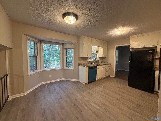 Building Photo - 723 Versailles Dr SE