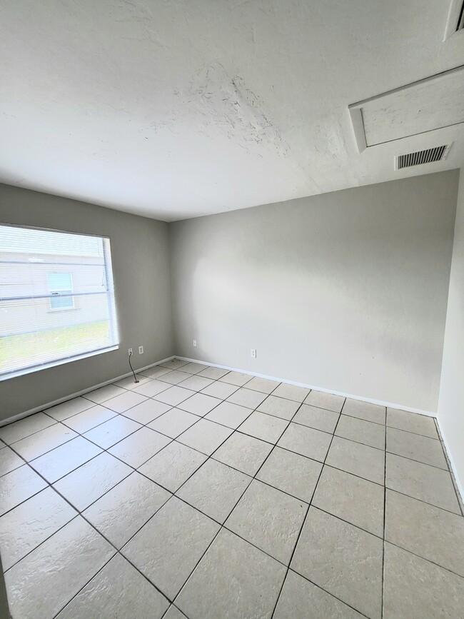 Building Photo - 406 NE 24th Pl