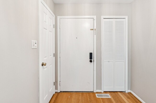 Foto del edificio - This is Reston living at its finest!