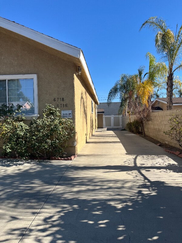 Foto del edificio - 6718 Simpson Ave