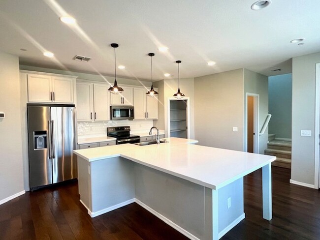 Building Photo - Luxury 3 Bedroom + Office Townhome Short T...