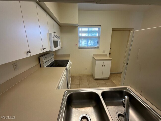 Foto del edificio - 8312 Bernwood Cove Loop