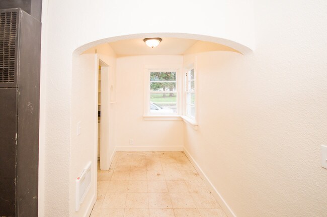 Building Photo - 143 E Dodge St