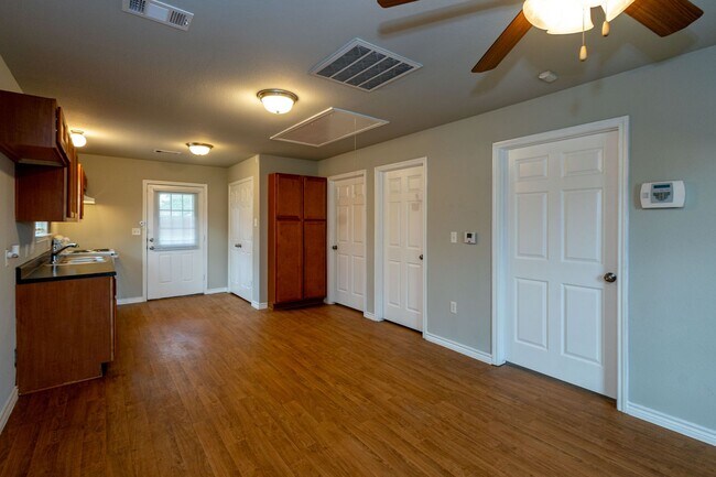 Building Photo - Move in special! 1/2 off 1st months rent!!