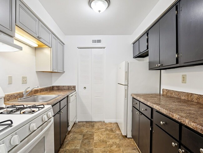 Granite-Inspired Countertops - Northlake Village Apartments