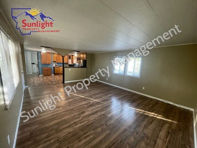 Building Photo - 3 Bed 2 Bath - Updated!