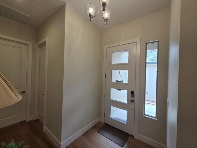 Building Photo - 1212 Hopewell Dr