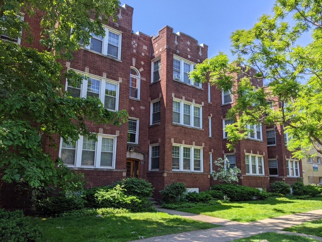 Foto principal - 1208 W Chase Ave