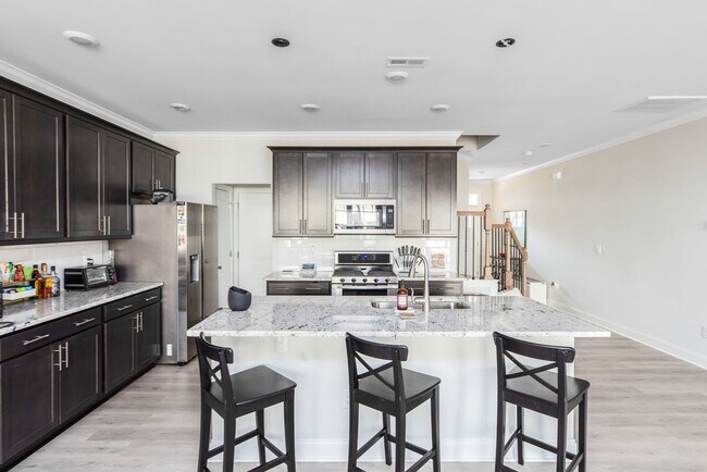 Foto del edificio - Turn the Key and Move Right In to this Ful...