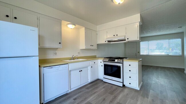 Foto del edificio - 2 Bedroom Townhouse across from Harloe Ele...