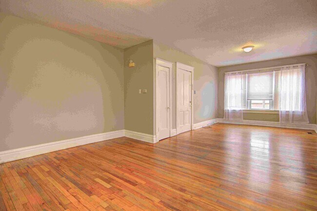 Foto del edificio - Large charming 3 bedroom 2 bath with oversized master bedroom that has its own private bath!