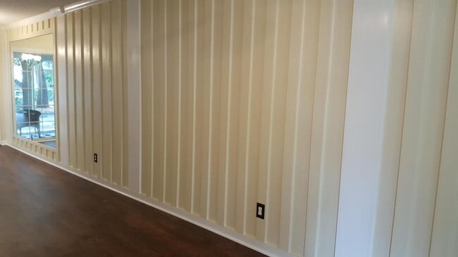 Building Photo - Available July 1st. Oak Bluff Townhome N C...