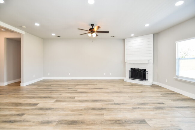 Building Photo - 1621 Lesli Dr