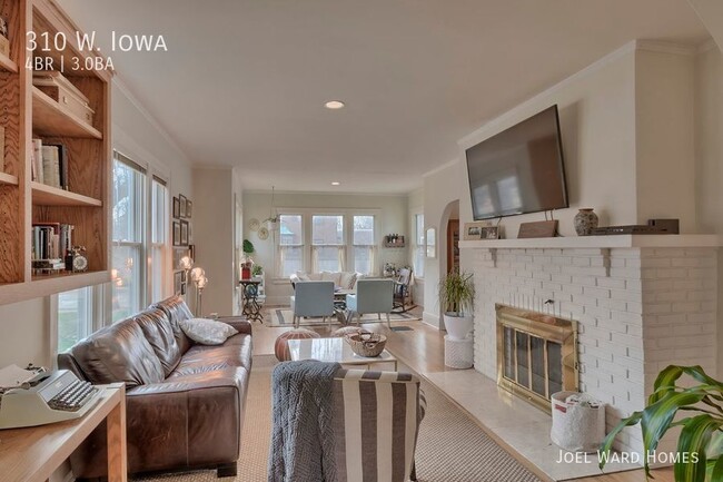 Building Photo - Great home in ideal location, right on Car...