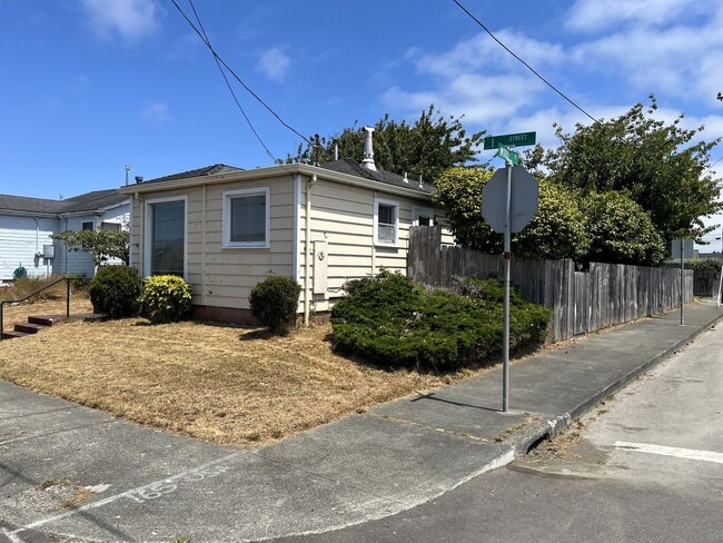 Building Photo - Pet-friendly home with hardwood floors and...